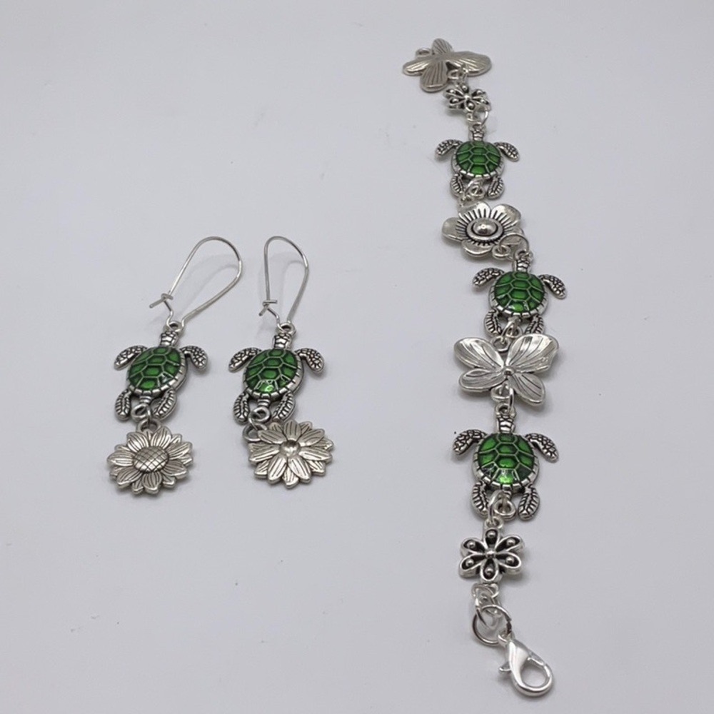 Green and Silver Spiral Bracelet with Ornate Design